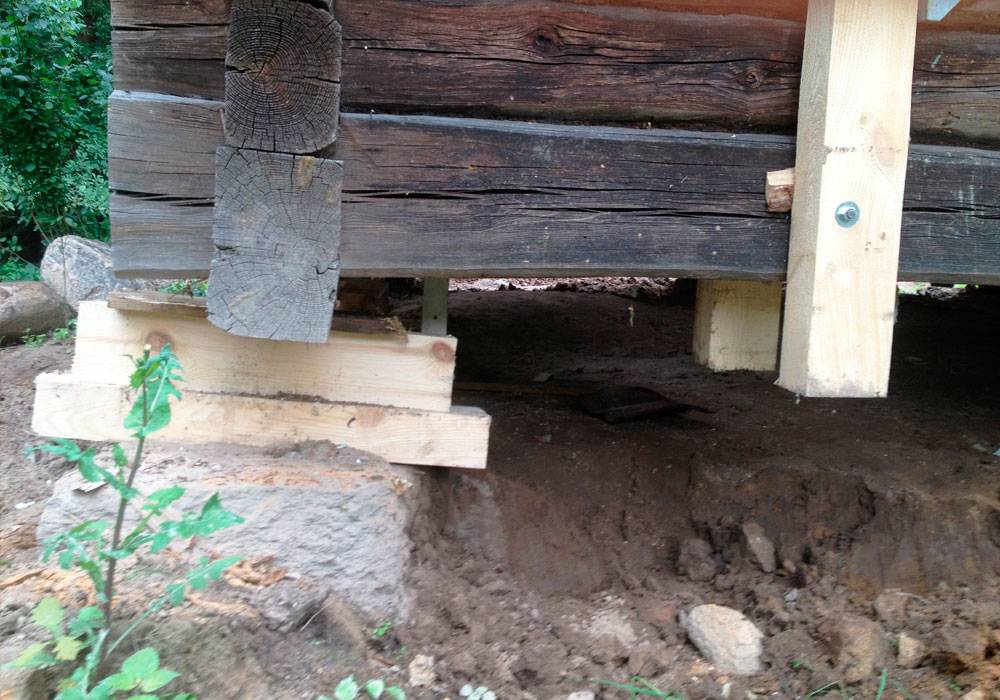 Замена сгнивших бревен деревянного дома