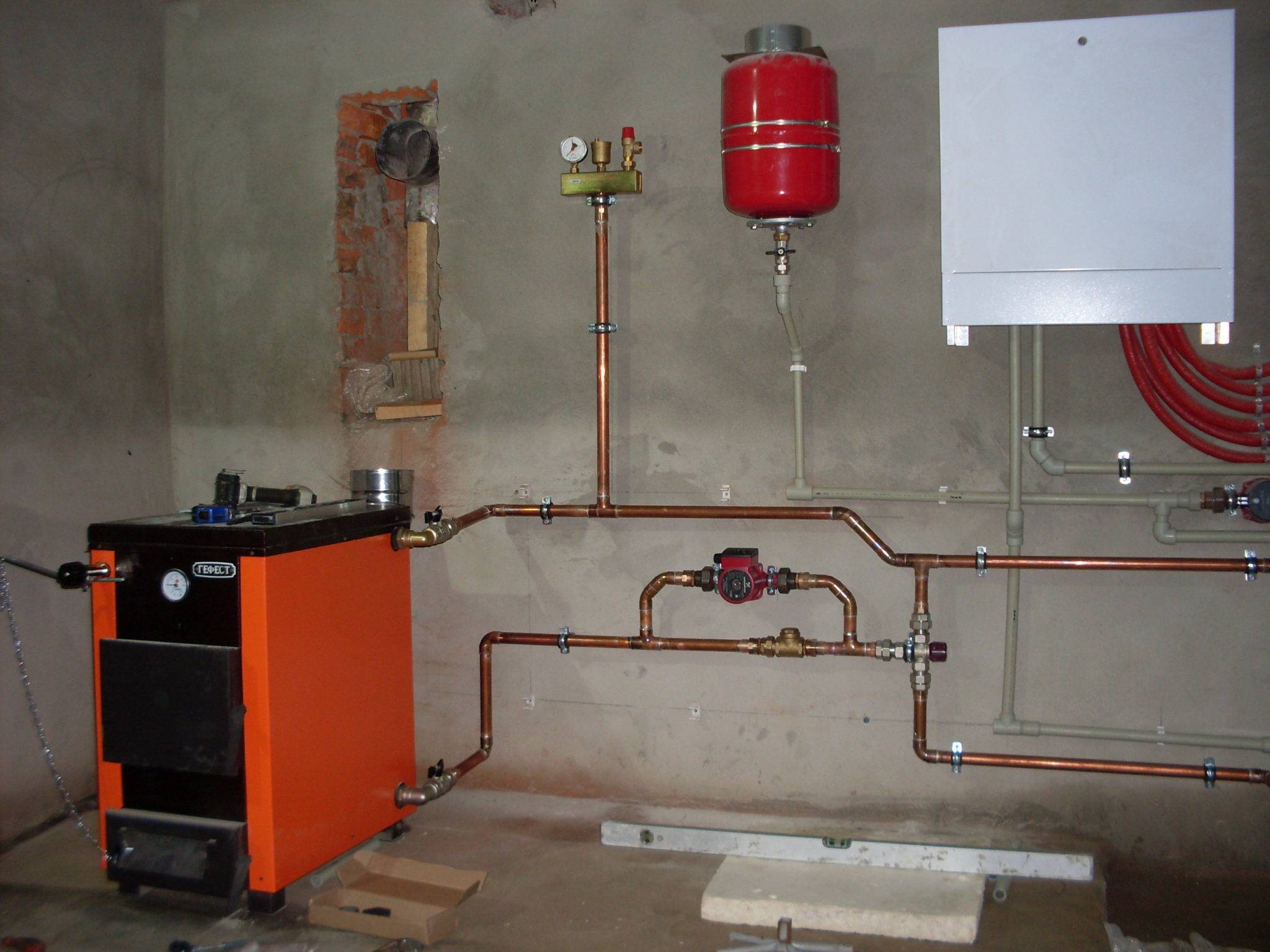 Установка твердотопливного котла в частном доме (38 фото): схемы обвязки и монтаж прибора отопления с теплоаккумулятором, подключение к системе