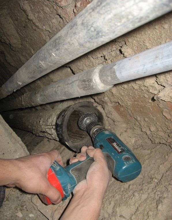 Демонтаж чугунной трубы