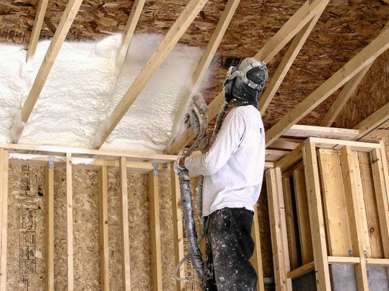 Как правильно утеплить потолок под холодной крышей: делаем монтаж утеплителя в доме