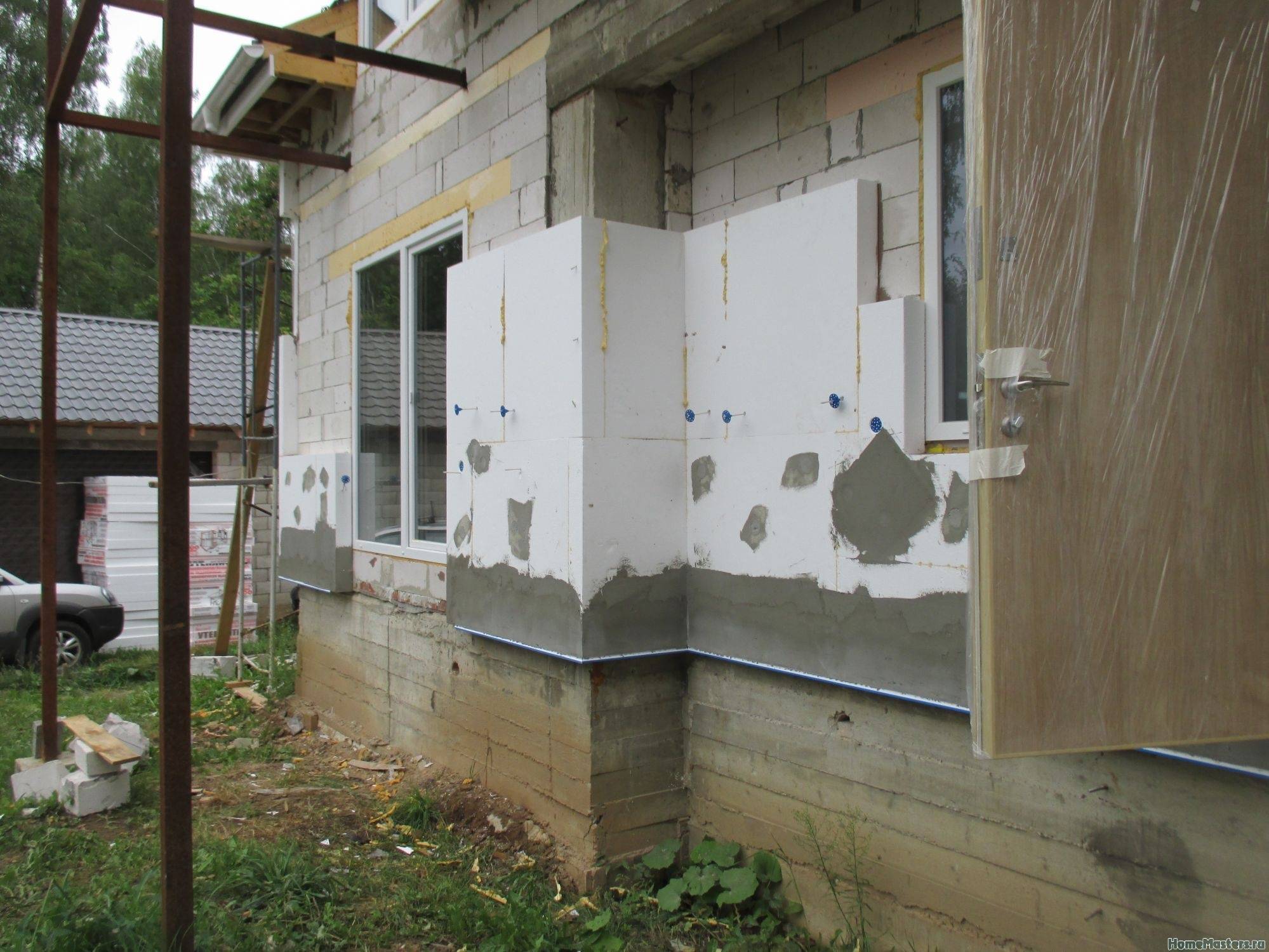 Утепление дома из газобетона снаружи: чем и как правильно произвести наружное изолирование стен