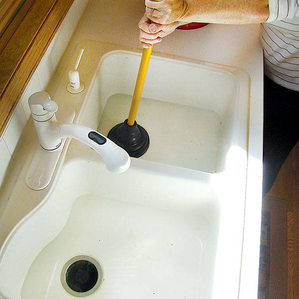 Способы прочистить засоры в ванной