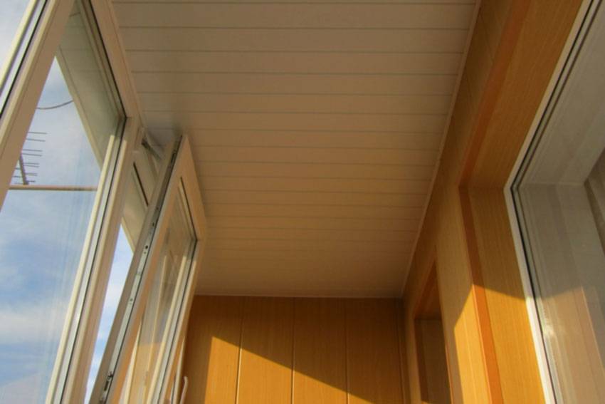 Варианты отделки потолка на балконе и лоджии