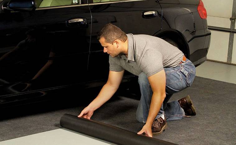Как выбрать прочные резиновые полы для гаража: плитка или рулонное покрытие?
