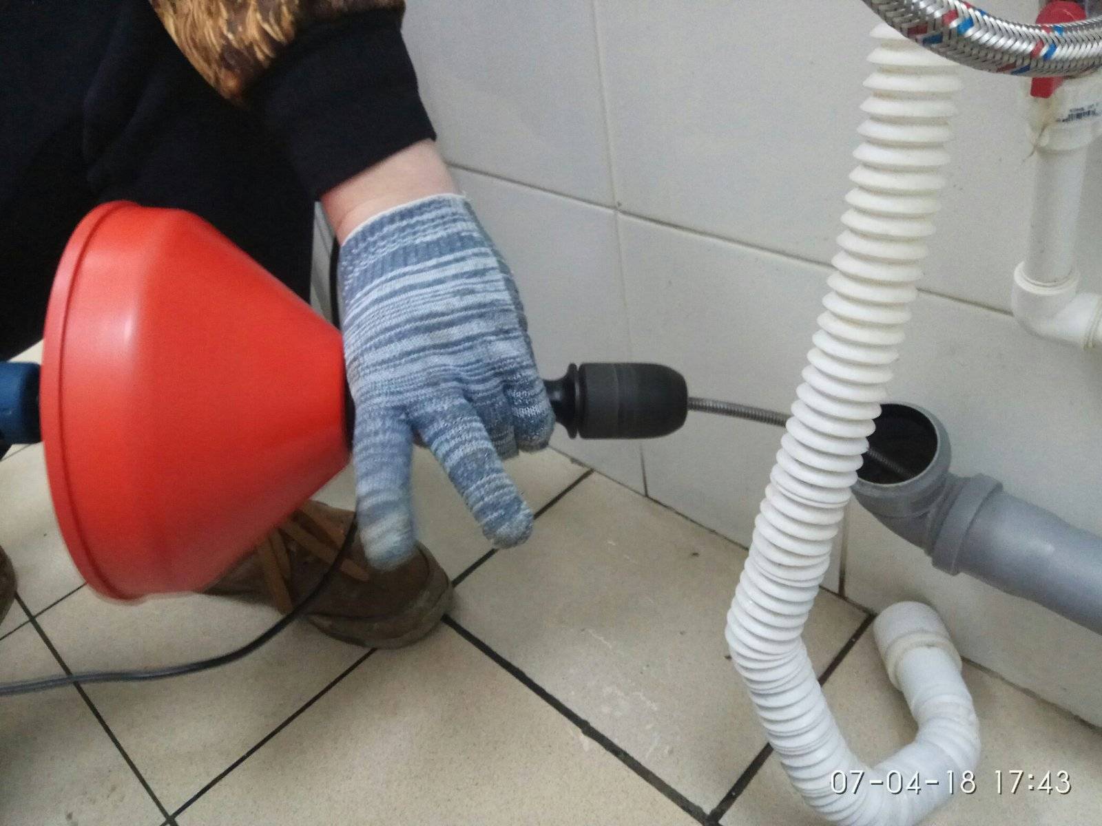 Как убрать засор в канализационной трубе своими руками