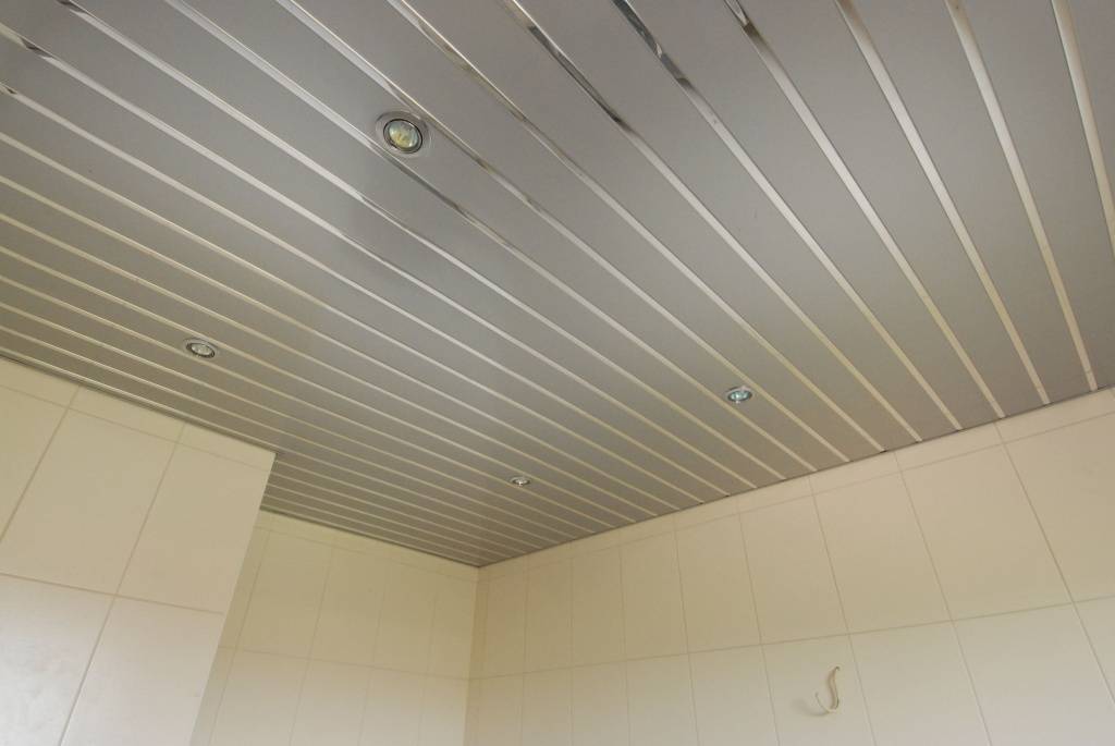 Монтаж реечного потолка: пошаговая инструкция установки подвесного потолка из алюминиевых реек своими руками