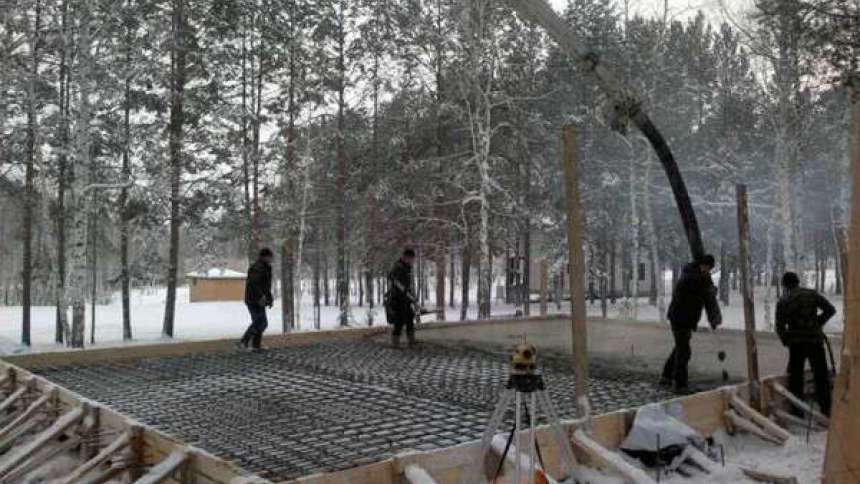 Бетонирование в зимних условиях: плюсы и минусы укладки бетона зимой, особенности технологии