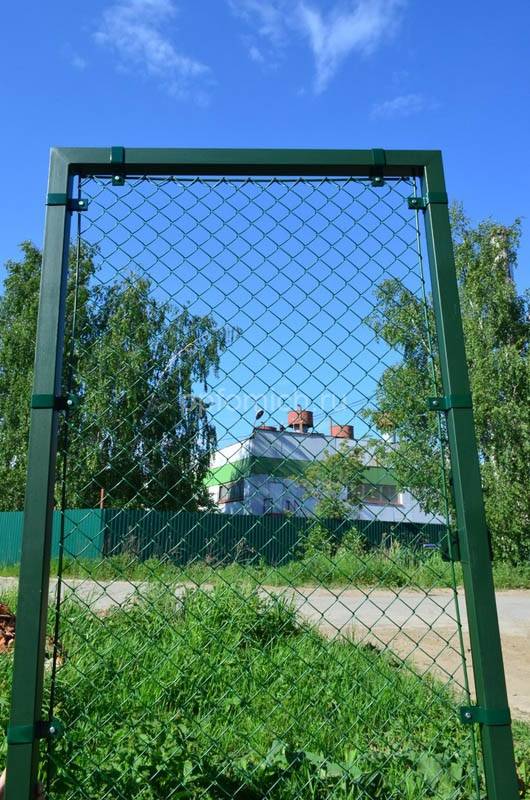 Чем задекорировать забор из сетки рабицы от соседей фото