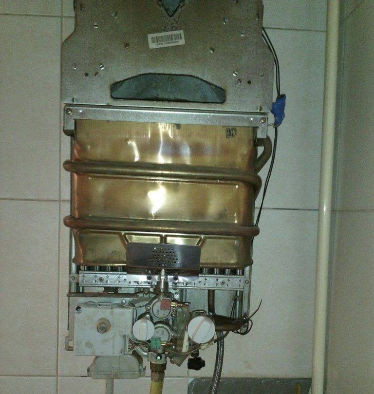 Как спрятать газовую колонку на кухне: лучшие способы маскировки + требования безопасности