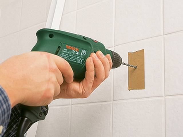 Как сверлить кафельную плитку на стене? как просверлить отверстие в керамической плитке, чем сделать дырку и контролировать процесс сверления