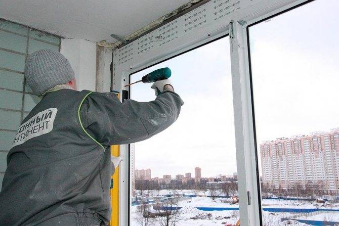 Ремонт пластиковых окон своими руками: как самостоятельно выполнить регулировку прижимного механизма (замка), чистку фурнитуры и другие работы в домашних условиях?