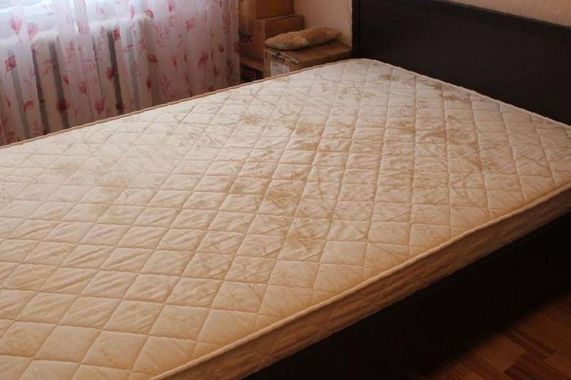 Теперь кровать в спальне выглядит намного эффектней и дороже: из деревянной доски и циновки смастерили стильное изголовье