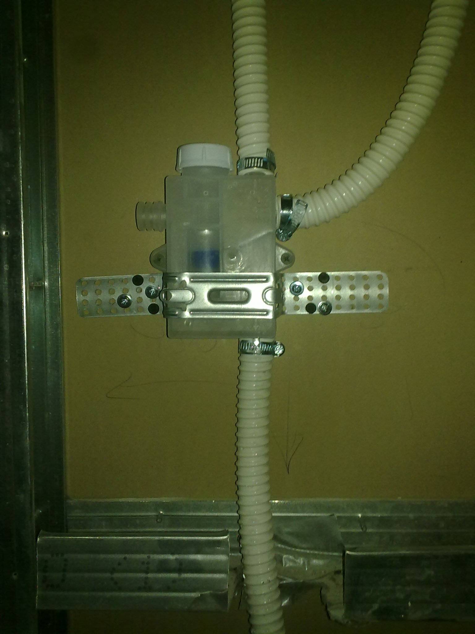 Как выбрать и самостоятельно установить сифон для подключения дренажа к канализации с обратным клапаном