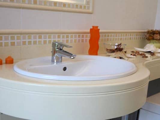 Какую столешницу в ванную под раковину купить - советы по выбору и установки