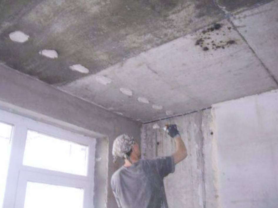 Как штукатурить потолок своими руками: как правильно снять покрытие, наносить смесь и сделать без маяков, выровнять поверхность и убрать трещины, советы новичку
