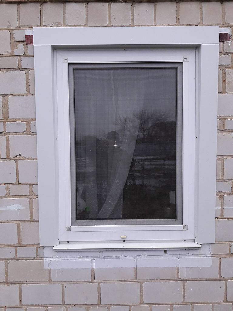 Металла пластиковые окна. Откосы на окна наружные. Пластиковое окно снаружи. Откосы для пластиковых окон наружные пластиковые. Откос оконный металлический наружный.