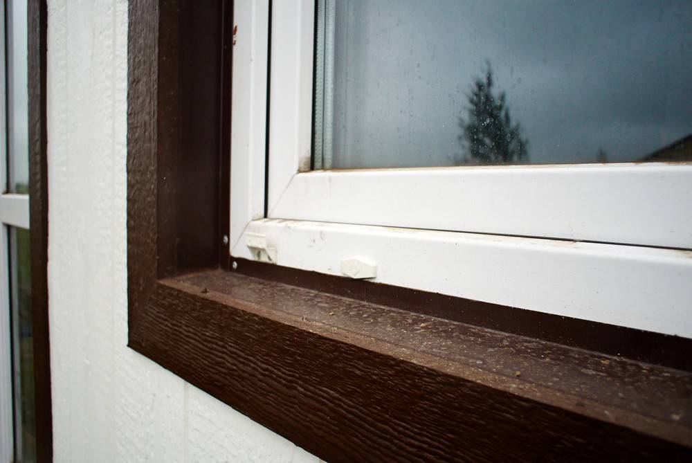 Как установить отливы на окна пластиковые или поставить на деревянные: как правильно сделать своими руками, а также крепить в каркасном доме или снять при демонтаже?