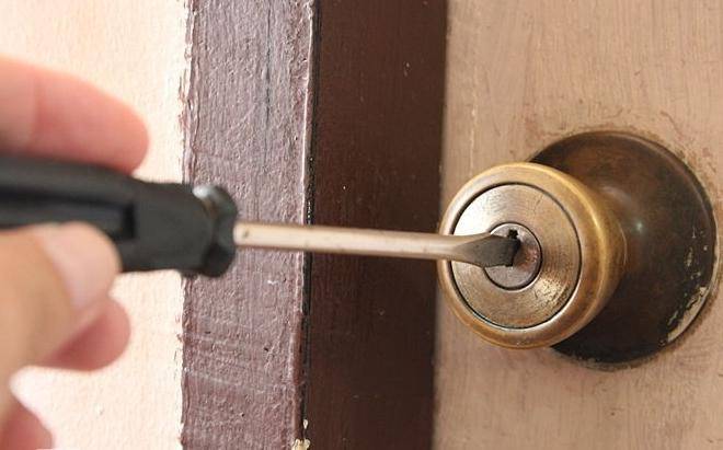 Как открыть замок без ключа входной двери? советы мастеров.