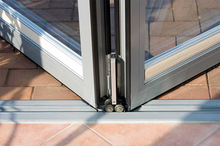 Раздвижные алюминиевые окна для балконов, веранд, беседок (24 фото): остекление террас и беседок алюминиевым профилем