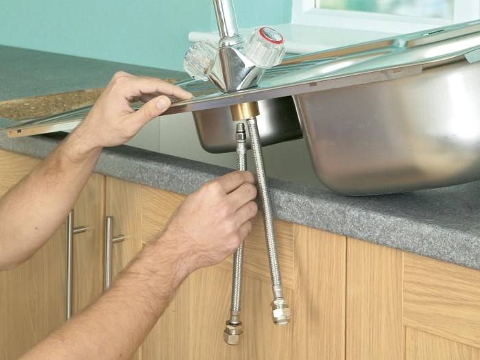 Замена крана и смесителя на кухне своими руками: стоимость запчастей