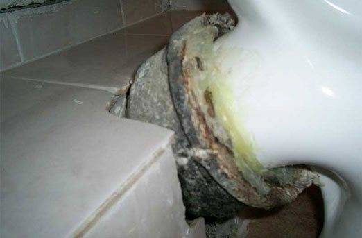 Почему в туалете неприятно пахнет канализацией: что делать и как избавиться от вони