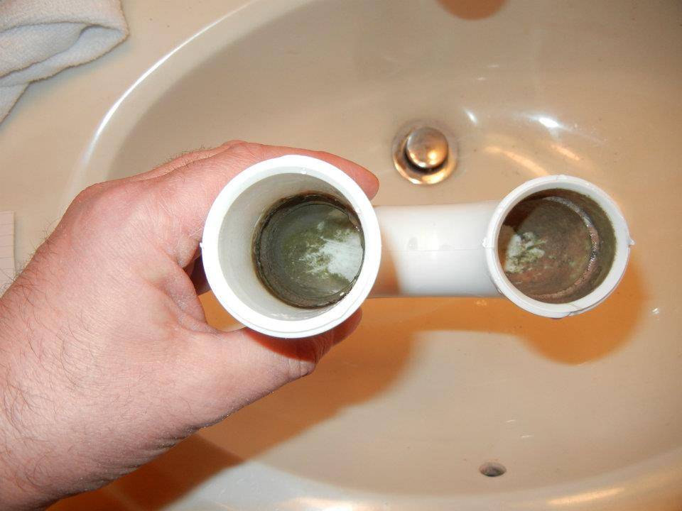 Почему в ванной пахнет канализацией и устранение неприятных запахов
