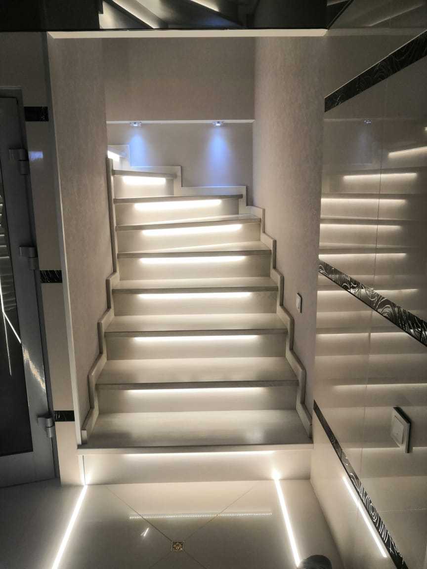 Подсветка лестницы лентой