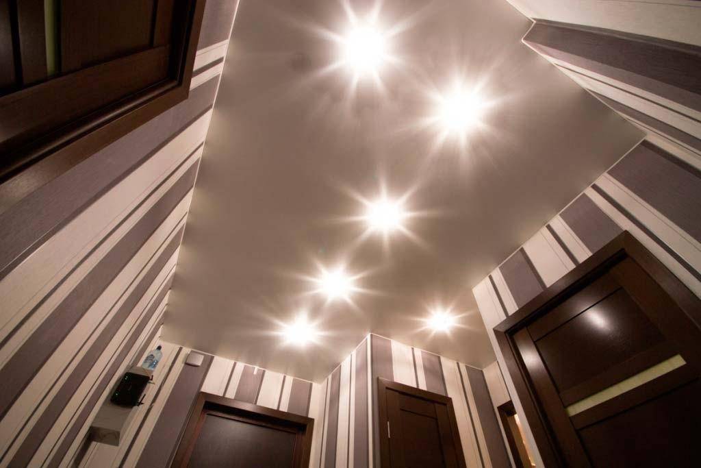 Расположение точечных светильников на натяжном потолке в комнатах, фото