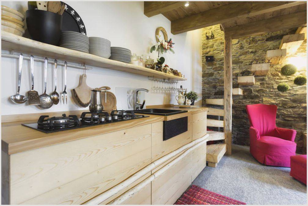 Дизайн кухни в деревянном доме, на даче: особенности оформления интерьера, варианты планировки, фото оригинальных идей