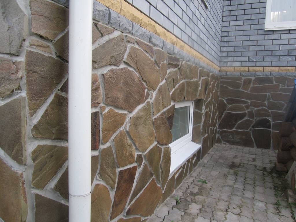 Облицовка цоколя дома пластиковыми панелями под камень