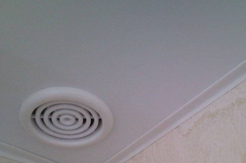 Вентиляция в натяжном потолке. различия в монтаже вентиляционных отверстий