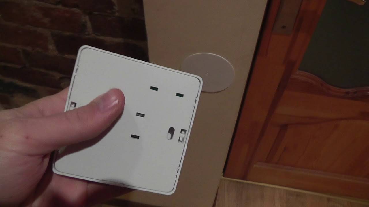 Можно ли перенести выключатель в другое место, не штробя стену, и как это лучше всего сделать своими руками?