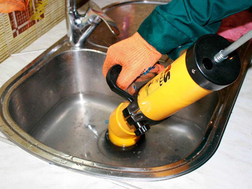Как прочистить водопроводную трубу: чем можно очистить пластиковые сливные коммнуникации в домашних условиях засор в ванной, на кухне, в бане