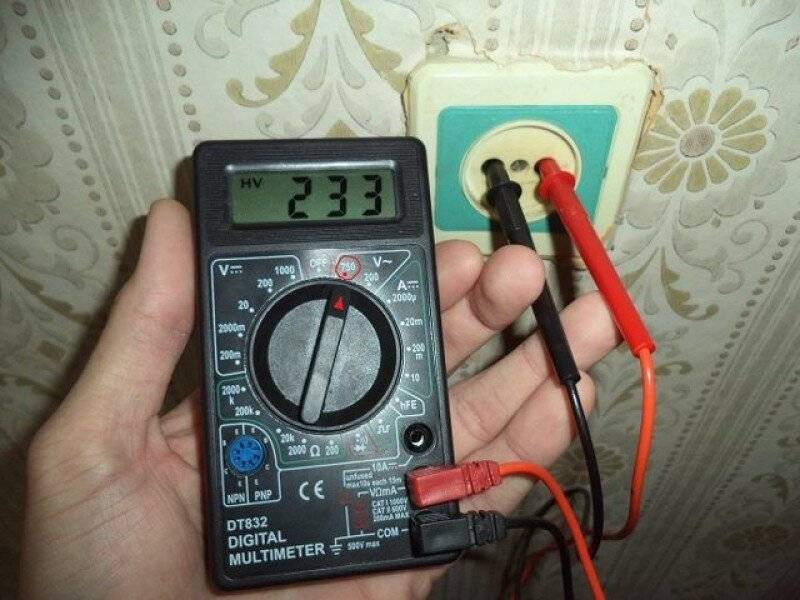 Как проверить напряжение в розетке мультиметром? как правильно измерить напряжение сети в 220 вольт?