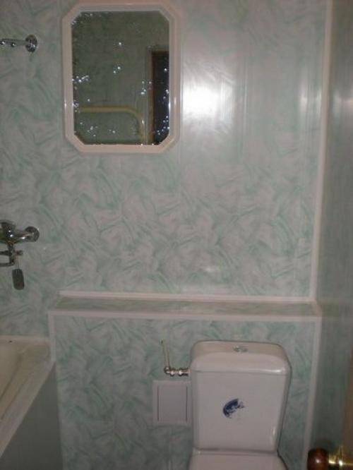 Ремонт в ванной комнате панелями пвх: инструкция по обшивке стен своими руками, видео и фото