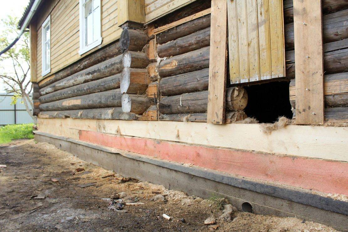 Как поднять фундамент деревянного дома с помощью домкратов