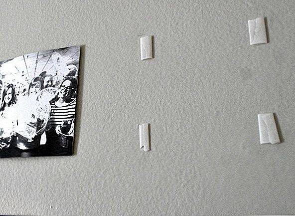 12 способов, как повесить на стену без гвоздей картину, рамку, плакат или декоративную тарелку