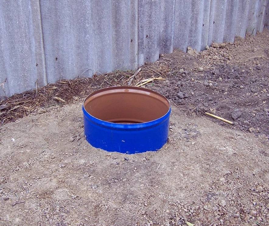 Выгребная яма из пластиковой и металлической бочки для туалета на даче