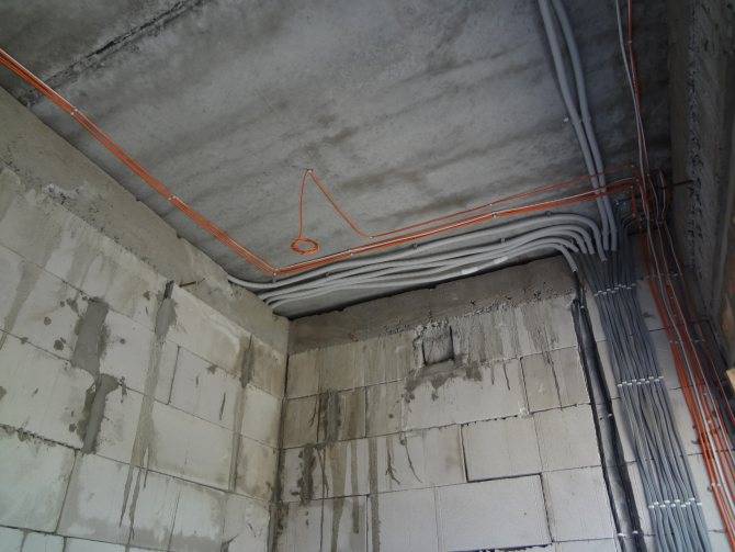 Открытая проводка в квартире варианты: требования пуэ и снип к монтажу электропроводки