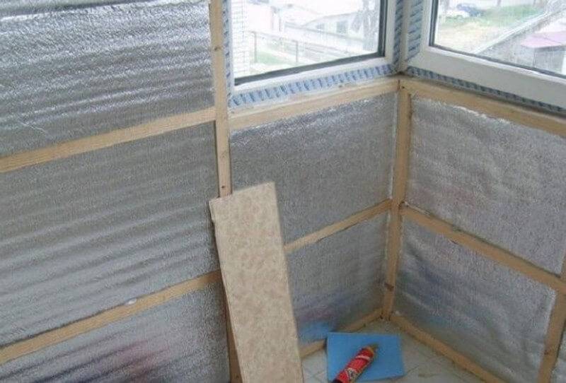 Монтаж фольгированного утеплителя на потолок, как крепить фольгированный утеплитель к потолку