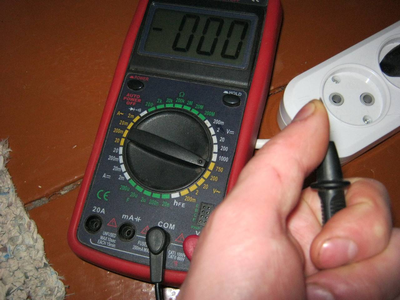 Как проверить напряжение в розетке мультиметром