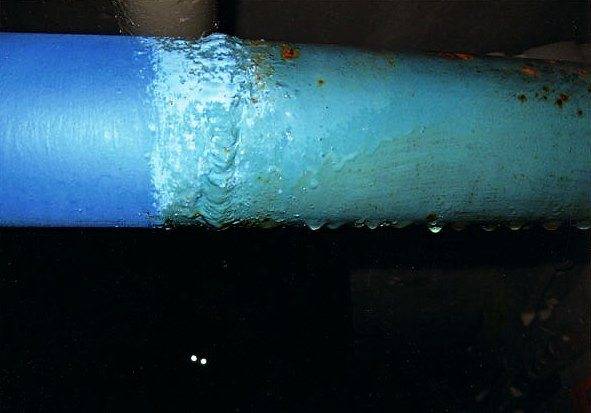 Конденсат на трубах холодной воды что делать: как избавиться от конденсата, чем обмотать и защитить трубу