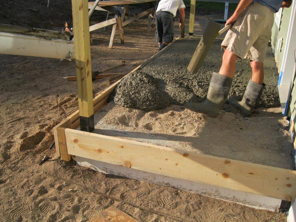 Как сделать столбчатый фундамент для веранды к дому своими руками из бетона, камня, труб и бревен и как прекратить поднятие основания в будущем, если оно возникло