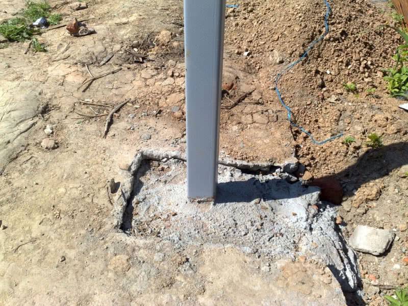 Установка столбов для забора: бурение и бетонирование своими руками, расстояние между бетонными изделиями и вариантами из кирпича