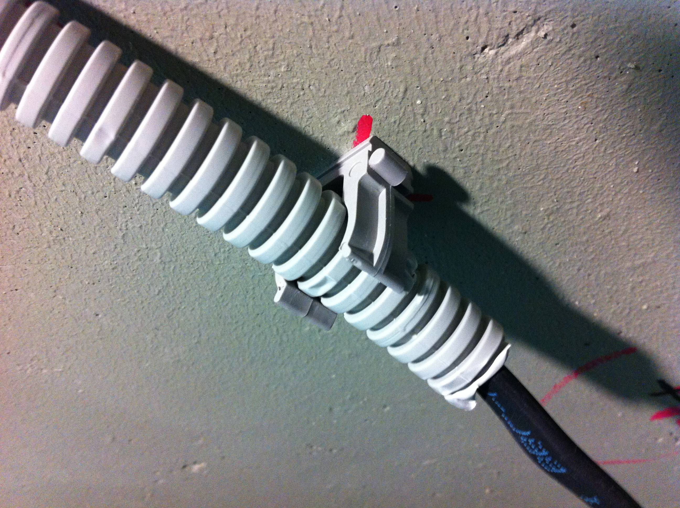 Сколько кабелей в гофре. Крепеж под гофра 16мм. Защитная силиконовая гофра для кабеля 10кв. Гофра для кабеля на 110м. Клипса DKC для монтажа гофры и кабеля..