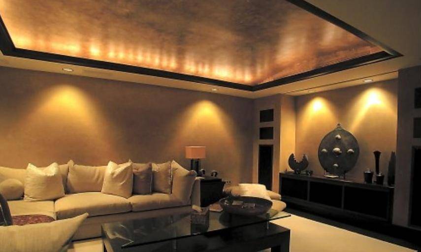 Потолок с подсветкой (58 фото): акриловые полупрозрачные готовые наборы для монтажа, потолок из деревянных реек в спальне