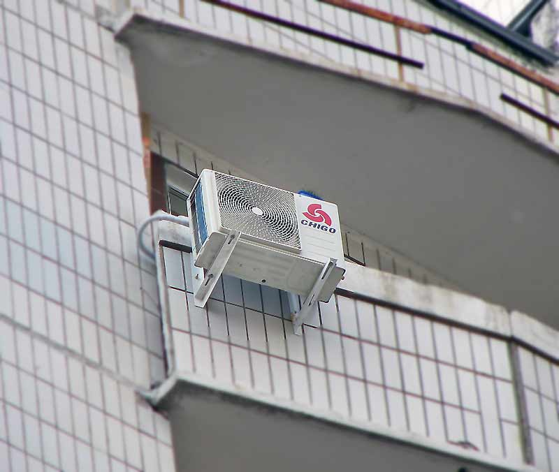 Установка кондиционера на балконе с остеклением: можно ли, пошаговая инструкция, монтаж