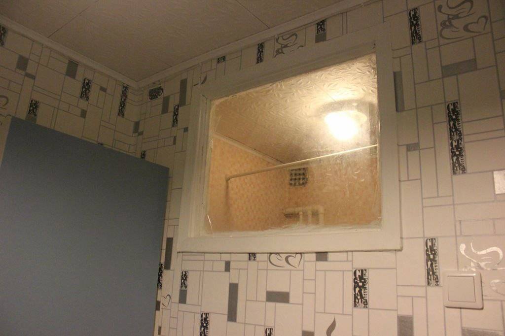 Окно между кухней и ванной: для чего нужно, как его задекорировать или убрать?