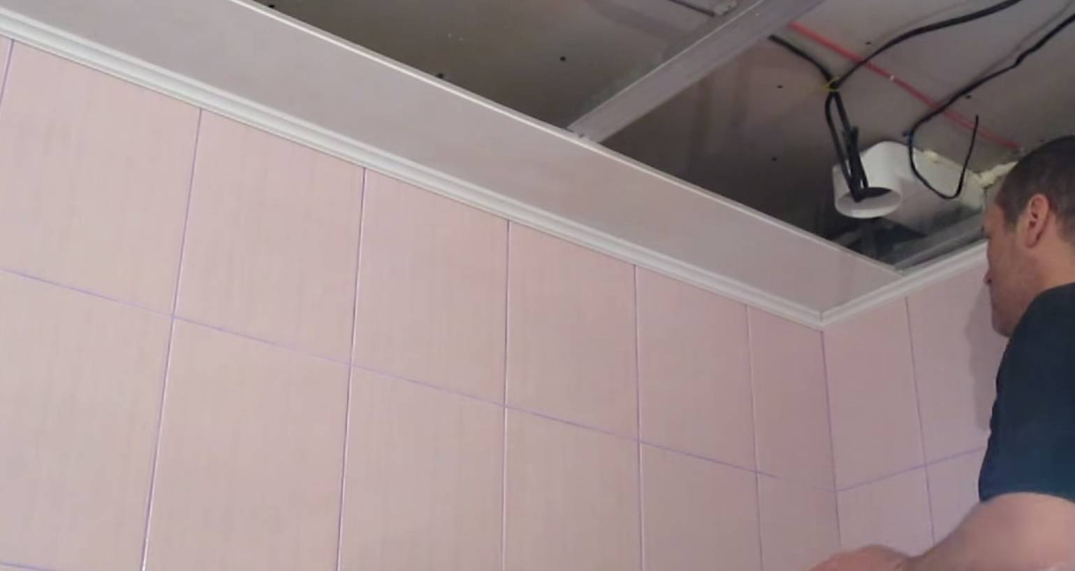 Монтаж пластиковых панелей на потолок - описание, видео