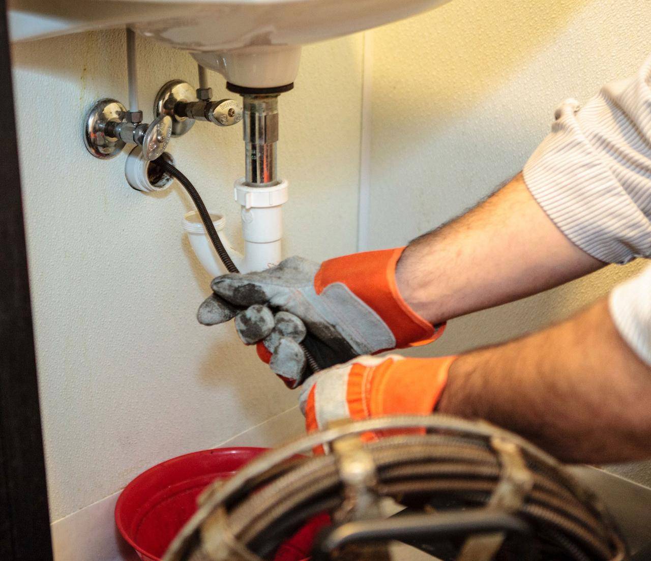 Как прочистить канализационную трубу гибким сантехническим тросом своими руками